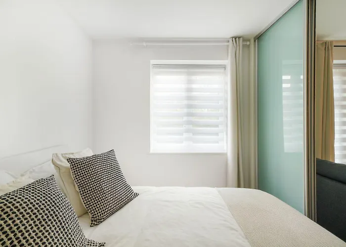 Heathrow Apartment With Parking & Gym
