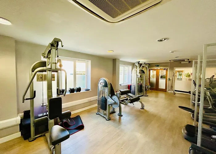 Heathrow Apartment With Parking & Gym