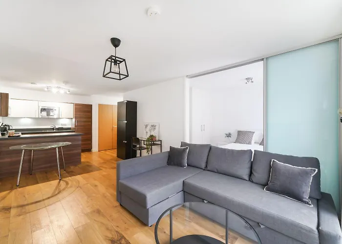 Heathrow Apartment With Parking & Gym