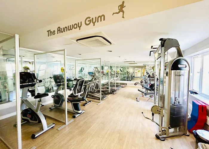 Heathrow Apartment With Parking & Gym